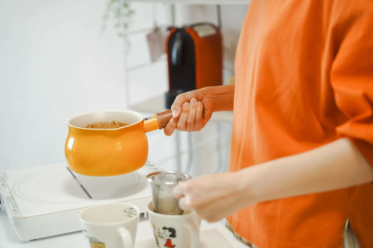 おれんじミモザのカフェで飲み物を用意している様子