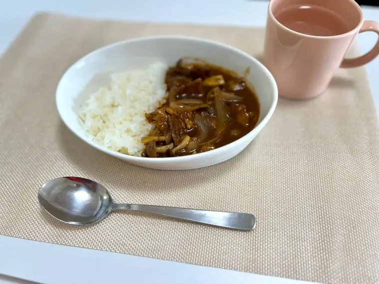 ごはんに添えられたカレー