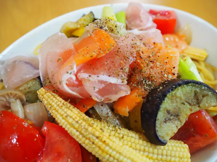 色とりどりの野菜を使った一皿