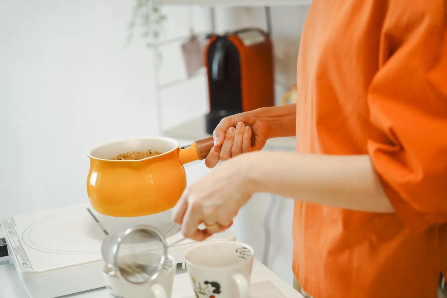 おれんじミモザの実花が飲み物を用意している様子